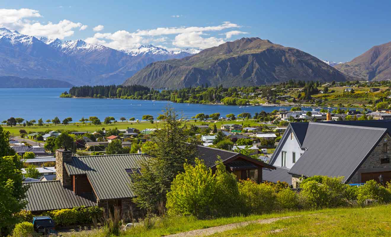 Le village se trouve au bord du lac Wanaka.