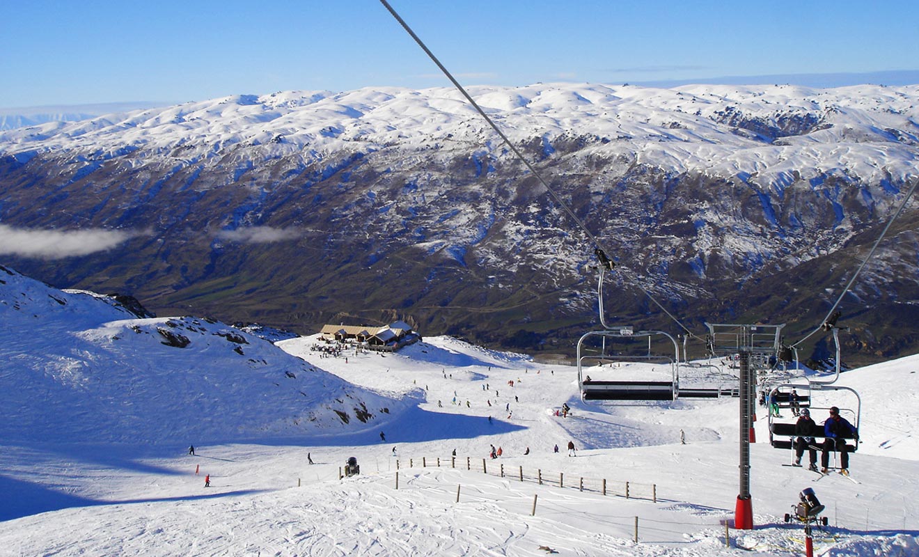 De nombreux candidats au Visa Vacances Travail espèrent travailler dans les stations de sports d'hiver. L'ambiance et surtout les paysages à couper le souffle en font une expérience extraordinaire.