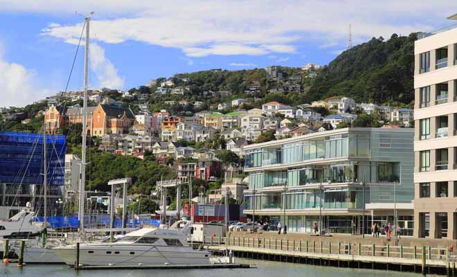 La capitale du pays est surnommé Windy Welly à cause des grandes rafales de vent qui balayent la ville toute l'année. Mais cet inconvénient ne parvient pas à faire oublier toutes les qualités de la ville et son extraordinaire qualité de vie. Les activités culturelles y sont légion, et la ville abrite notamment le célèbre musée Te Papa.