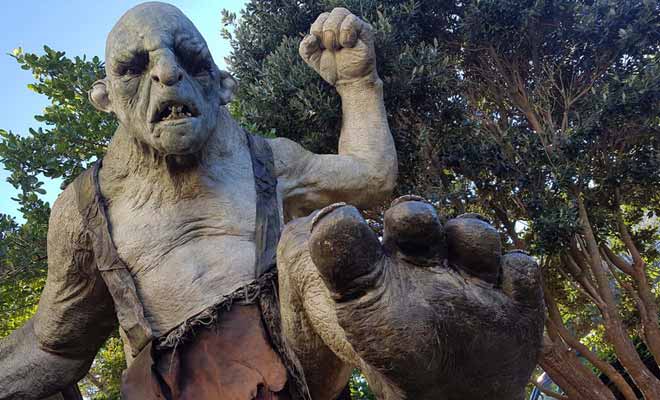 Weta Caves est une boutique-musée consacrée en grande partie au Seigneur des anneaux et au Hobbit, les deux trilogies de Peter Jackson.