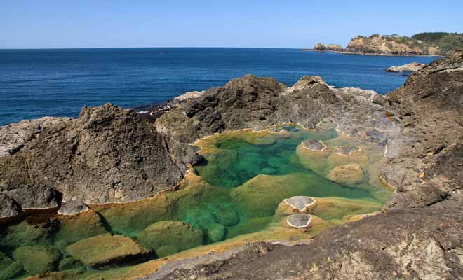 La piscine des sirènes se remplit à marée haute et son eau chauffe au soleil pour accueillir les baigneurs. Prenez garde toutefois, car l'accès au Mermaid Pools n'est pas des plus aisé.