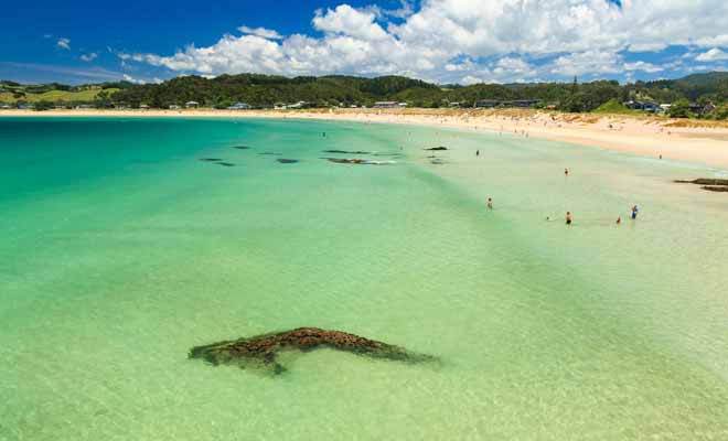 En forme de croissant, et avec son eau limpide, la plage de Matapouri Bay est l'une des plus belles de toute la Nouvelle-Zélande. Vous pourrez vous y baigner durant les mois d'été.