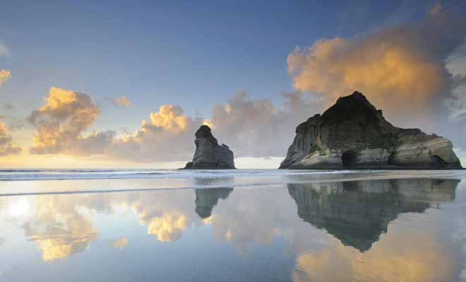 La plage de Wharariki beach est l'une des plus belles du pays. Au petit matin, le reflet des rochers sur le sable humide est remarquable.