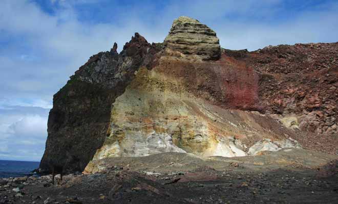 C'est l'acidité exceptionnelle dégagée par les fumerolles qui explique la couleur rouge de la roche.