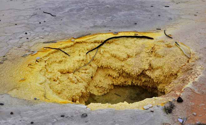 Avec des fumerolles à 800 °C, vous devez suivre les indications du guide à la lettre. Il n'y a pas la place ici pour le hors-piste ou la curiosité.