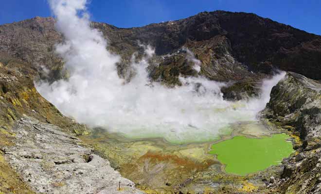 L'eau du lac central est hautement acide et toxique. Elle approche les 66 °C et la vapeur qui s'en dégage impose de porter un masque à gaz.