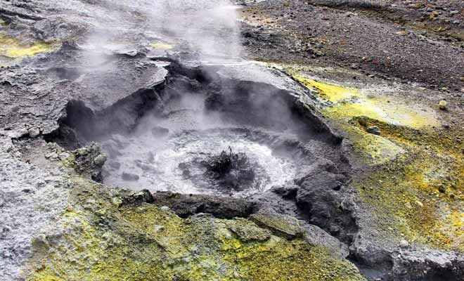 Il faut rester sur la piste durant la visite. Certaines fumerolles dégagent des gaz brulants à 800 °C !