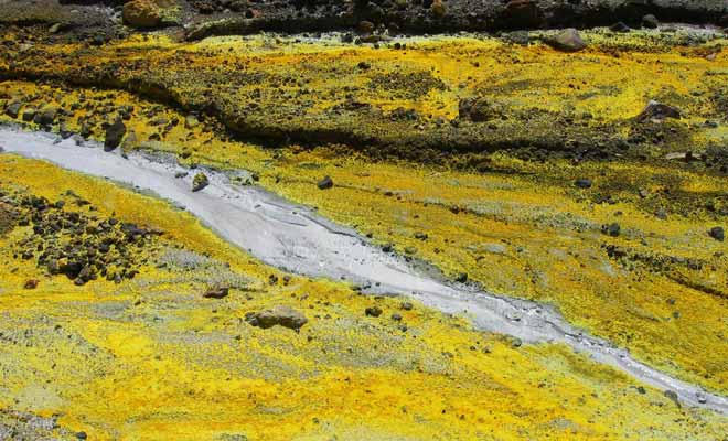 Le volcan offre un contraste saisissant avec les teintes que nous sommes habitués d'observer dans la nature.