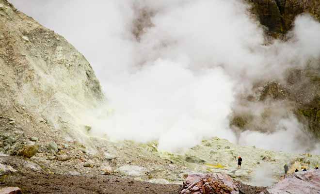 La Nouvelle-Zélande se trouve à la fin de la ceinture de feu du Pacifique. Ce qui explique la présence de volcans en activité sur l'Île du Nord, ou au large comme à White Island dans la baie de l'abondance.