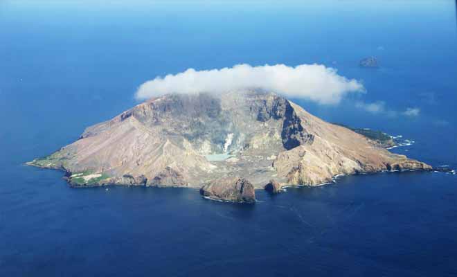 L'originalité du volcan de White Island est de présenter un cratère ouvert au niveau de la mer. Ce qui en fait le volcan le plus facile à visiter au monde puisque l'on peut l'explorer sans devoir l'escalader au préalable.