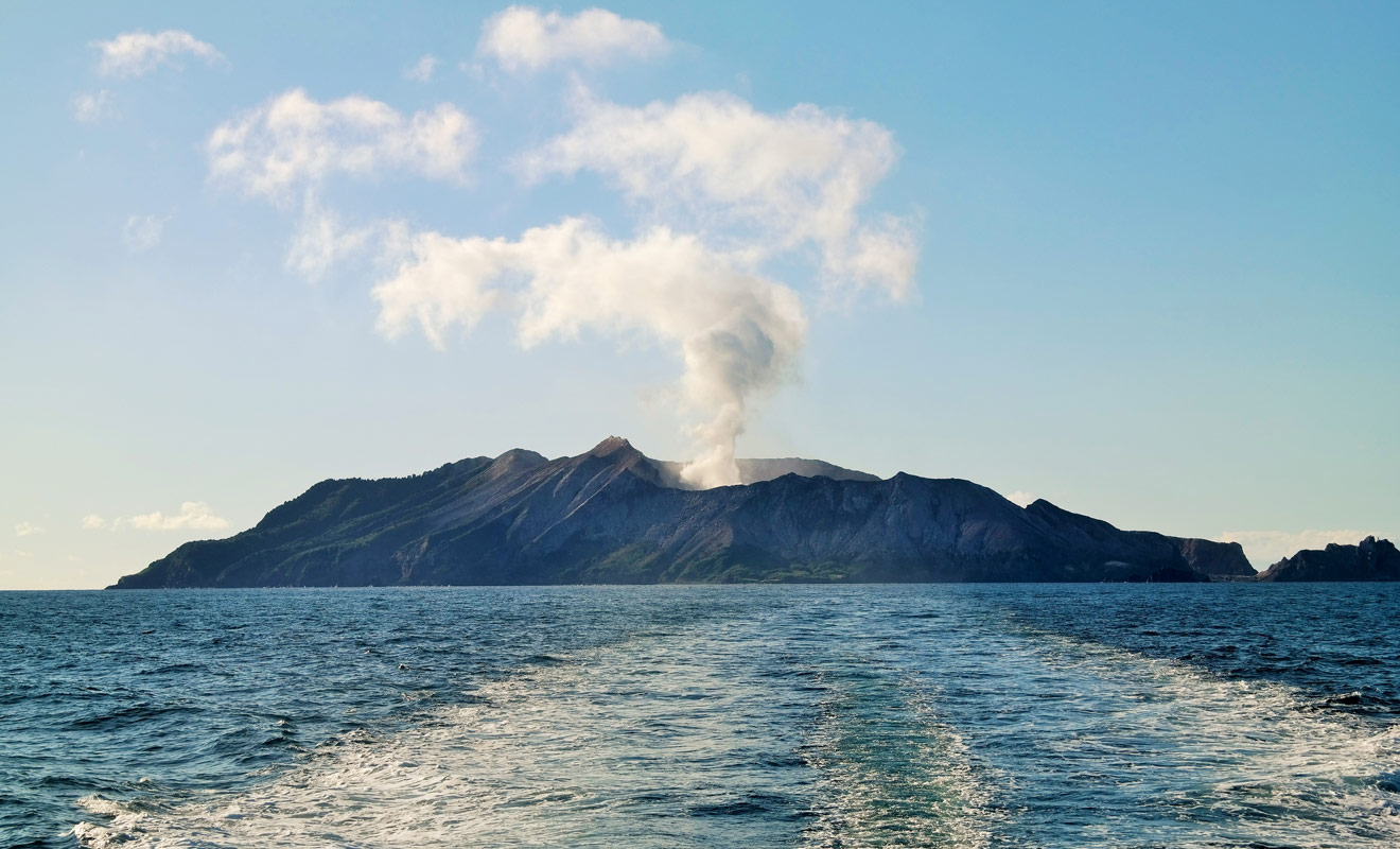 En Nouvelle-Zélande il est possible de visiter un volcan en activité. Située au large de l'île Du Nord, White Island fait l'objet de visites guidées, mais il faudra porter un casque et un masque à gaz par endroit.