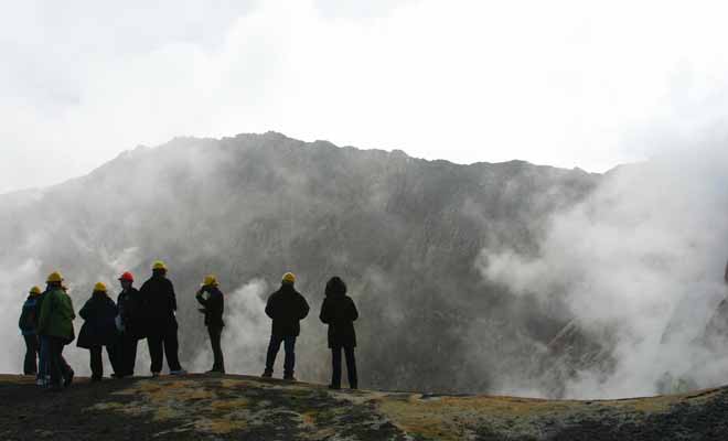 Le volcan en activité gronde et siffle constamment. Rassurez-vous, son degré d'activité est constamment mesuré par les volcanologues.