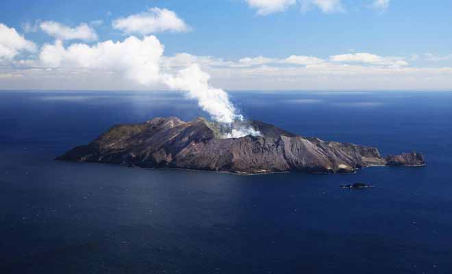 Le panache blanc qui se dégage au-dessus de White Island n'annonce pas une éruption. Il s'agit des vapeurs qui s'élèvent du lac central.