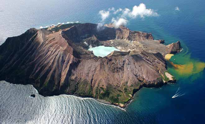 Le soufre qui se déverse du volcan de White Island colore la mer en jaune.