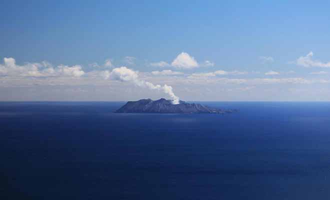 White Island se trouve au large de l'Île du Nord, dans la baie de l'abondance.