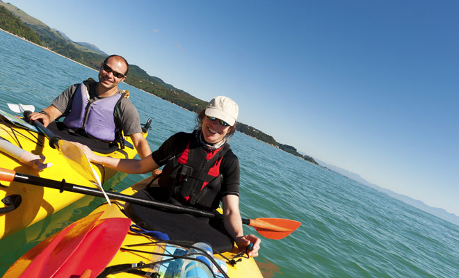 La pratica del kayak non è complicata, ma ci sono ancora alcuni trucchi da sapere e ci vorrà qualche addestramento prima di poter fare completamente senza un assistente.