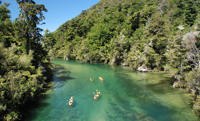 Si potrebbe riassumere la differenza tra il kayak e l'escursione al fatto che una di queste attività pone le braccia, mentre l'altra pneumatica le gambe, ma questi sono soprattutto esperimenti in cui la vista sulla natura è totalmente diversa.