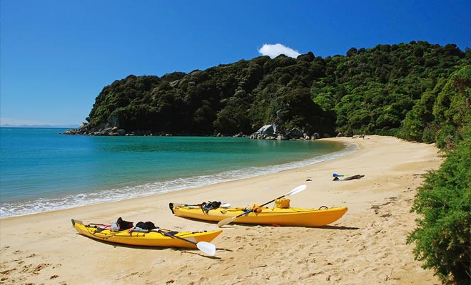 Il kayak è il modo ideale di trasporto in un parco che non ha strada. È particolarmente un modo pratico per essere autonomo e trasformarsi in un Robinson Crusoe per un fine settimana.