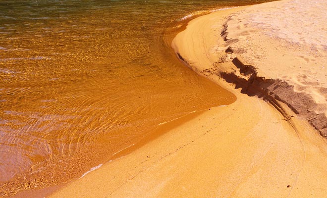 La sabbia arancione attira il suo colore dai minerali di ossido di ferro. È una sfumatura unica nel paese e spiega in parte il successo del parco.