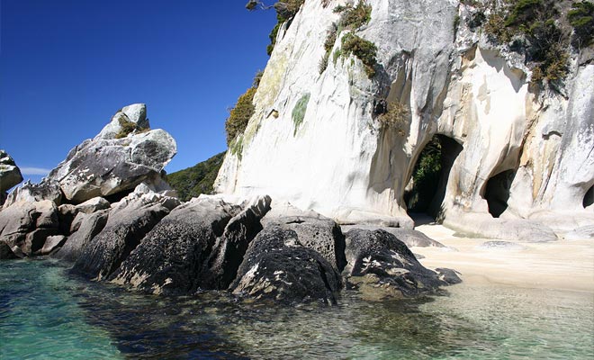 Ci sono anche grotte da esplorare sulla costa.