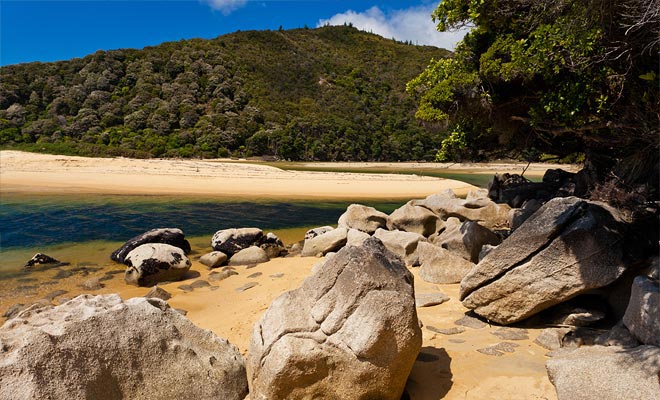 Alcune parti della pista di Abel Tasman Coast sono inclini alla marea. È indispensabile conoscere gli orari delle maree, a rischio di essere bloccati per poche ore.