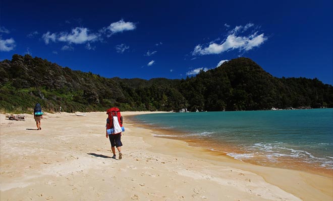 La costa piana di Abel Tasman fa parte delle nove splendide escursioni della Nuova Zelanda. Ma non devi seguirlo per 55 km. I taxi d'acqua prendono la navetta tra diverse tappe del viaggio.