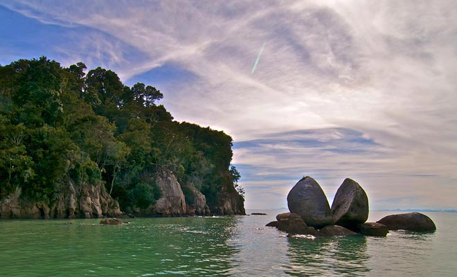 La Split Rock di Apple è un classico del Parco Nazionale Abel Tasman e alcune leggende Maori spiegano la sua origine.