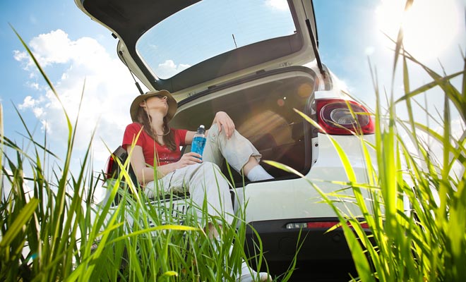 In je auto slapen om geld te besparen is een back-up oplossing. Maar verwacht niet in een dergelijke staat een comfortabele nacht door te brengen.