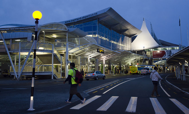 Auckland heeft de belangrijkste luchthaven in Nieuw-Zeeland waar de overgrote meerderheid van de reizigers aankomt.