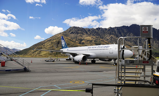 De internationale luchthavens van Nieuw-Zeeland zijn (in volgorde van belang), Auckland, Christchurch, Dunedin, Queenstown, Rotorua.