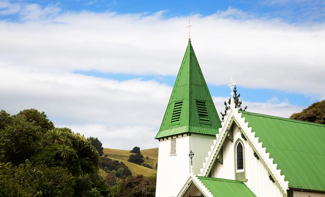 Het wordt gemakkelijk herkend door het dak beschilderd groen. De kerk van Akaroa was de eerste katholieke kerk in Nieuw-Zeeland.