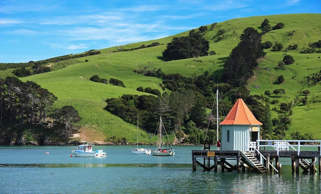 Het is onmogelijk om Akaroa te verlaten zonder een foto van zijn beroemde ponton te nemen met een klein huisje.