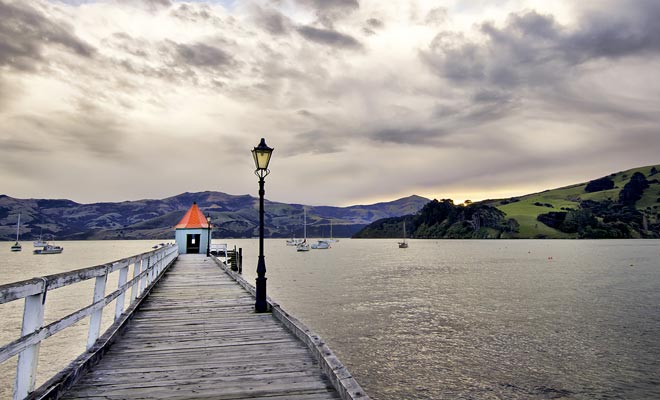 Het kleine stadje Akaroa verdient een bezoek alleen voor zijn Franse oorsprong. Er zijn ook uitstekende restaurants en mooie wandelingen. Niet te vergeten zwemmen met de dolfijnen van Hector die de baai bevolken.