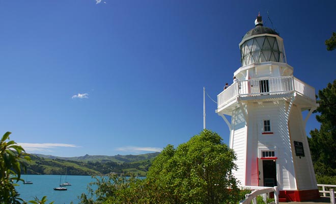 De vuurtoren is niet meer actief en de inwoners van de baai hebben het zelfs verplaatst naar een meer fotogene locatie. Van Stony Bay werd de vuurtoren naar de begraafplaats vervoerd.