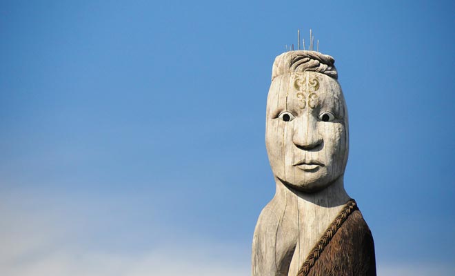 De moedige wandelaars die de heuvels van het schiereiland beklimmen worden beloond voor hun inspanningen. Het is niet ongewoon om maoribeelden te vinden.