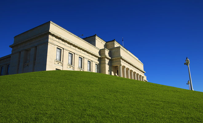 Il museo si trova sulla collina che si affaccia sul grande parco di Auckland Domain, non si può perdere.