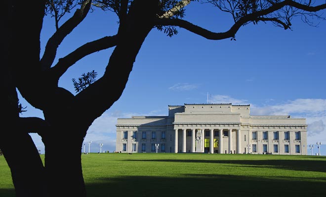 Il dominio di Auckland è lo spazio verde più grande della città. Il grande prato accanto al museo ospita concerti all'aperto. Potrete anche passeggiare attraverso la foresta e ammirare le statue.