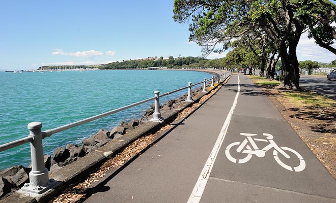 Er zijn self-service fietsen, maar u kunt ze huren in de stad. Auckland is een zeer goed uitgeruste stad voor fietsen. Met gereserveerde tracks kunt u wegrijden van het autoverkeer.