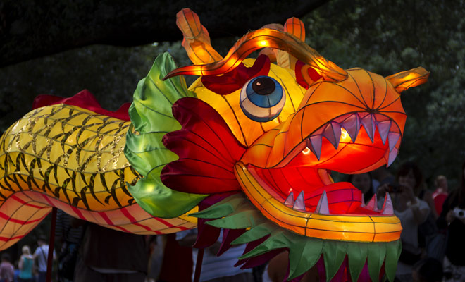 Elk jaar wordt het Chinese Nieuwjaar gevierd in de straten van Auckland met parades van dansers en draakvormige lantaarns.