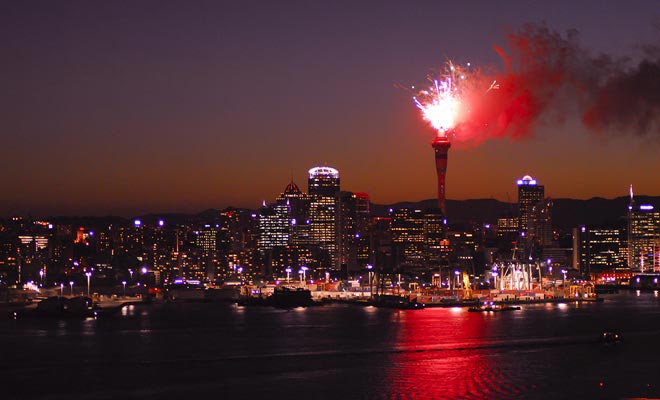 I fuochi d'artificio di Capodanno vengono licenziati dalla Sky Tower. Per ammirarlo è meglio lasciare il centro della città.