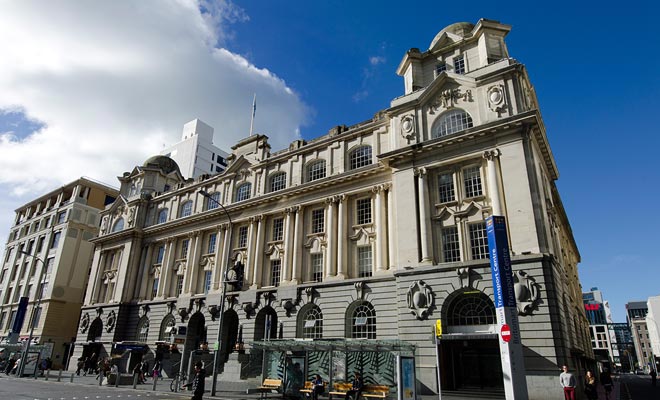 Als de stad veel elegante gebouwen zoals dit heeft, zijn er veel wolkenkrabbers en gebouwen die oud worden.