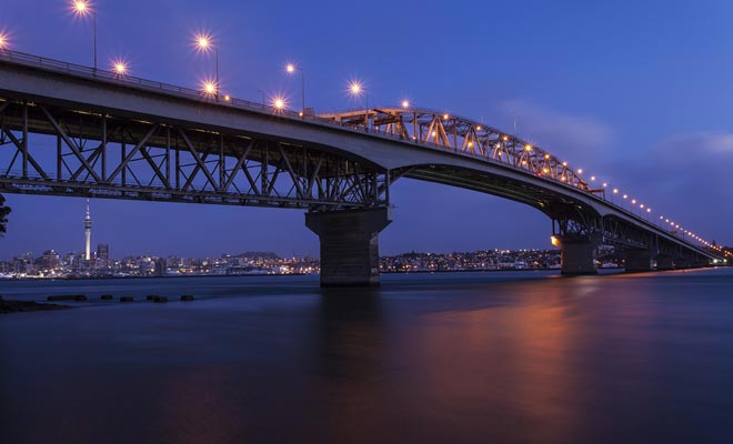 Als u bungee-springen wilt proberen, bezoek dan de Auckland Harbour Bridge.