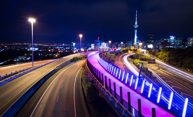 De luchthaven Auckland ligt op slechts 20 km van het stadscentrum via de snelweg.