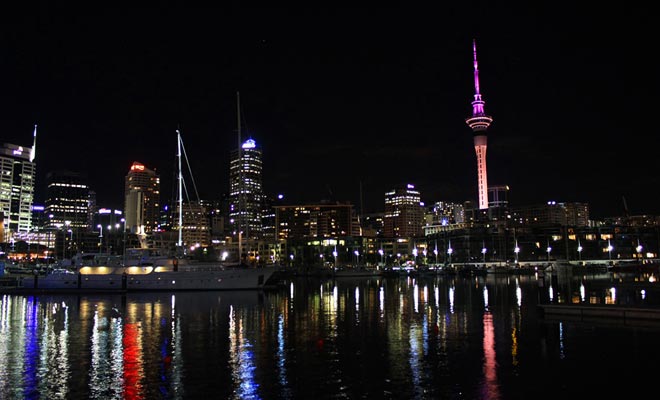 Auckland is schitterend bij nachtvallen. De Sky Tower verandert regelmatig op basis van een slim verlichtingssysteem.