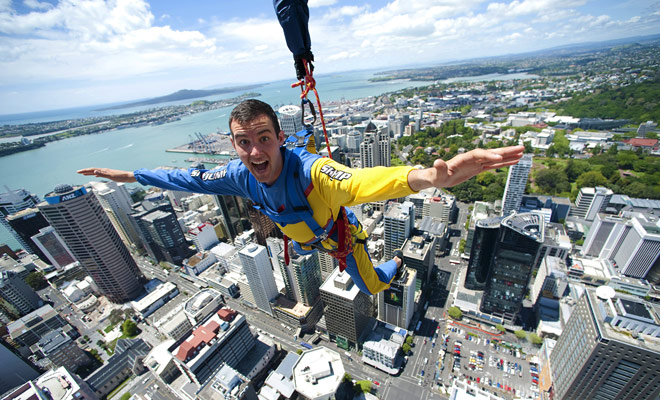 Het is geen bungee sprong, maar met de Sky Jump kunt u vanaf de top van de Auckland Sky Tower op een hoogte van 192 meter springen! Een vreselijke ervaring voor veel bezoekers.