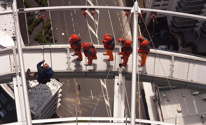 Met de Sky Walk kunt u de Sky Tower hangen die van een harnas hangt. Het is niet zo eng als de Sky Jump, maar de sensaties zijn gegarandeerd.