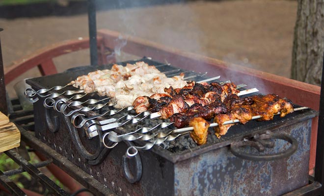 Het maakt niet uit of de weersvoorspelling regen voorspelt, de BBQ zal plaatsvinden, ongeacht wat er gebeurt. Bijnaam barbies, Nieuw-Zeeland Barbecues zijn heilig.