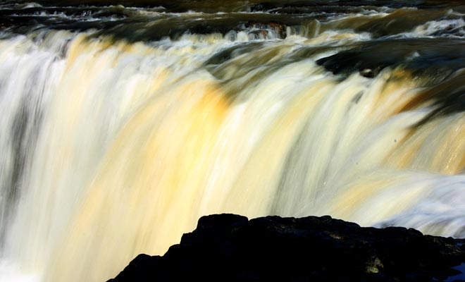 De ideale tijd om de Haruru Falls te bezoeken is 's nachts. Uitstekende verlichting is geïnstalleerd en de show is nog mooier dan in de dag.