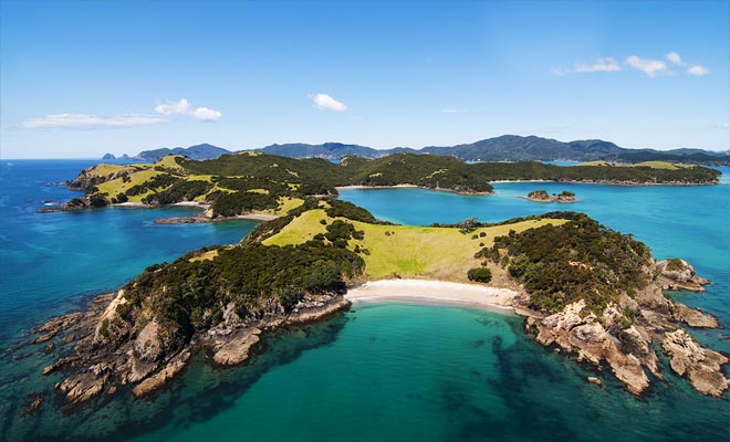 Er zijn 144 eilanden in de baai. Sommigen zijn bewoond, anderen hebben ruïnes van Maori forten verlaten.