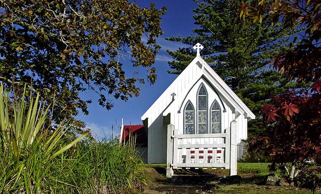 De stad Kerikeri trekt vele seizoenswerkers aan die komen om te helpen bij het verzamelen van fruit. De kerk biedt een prachtig uitzichtpunt om foto's te maken.